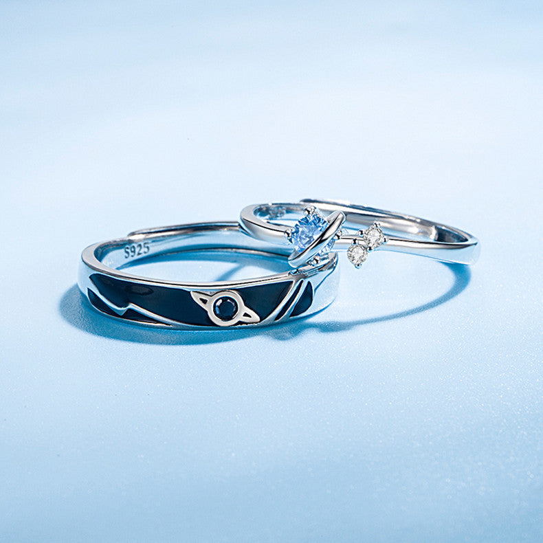 Dream Planet couple rings in silver with geometric design for men and women.