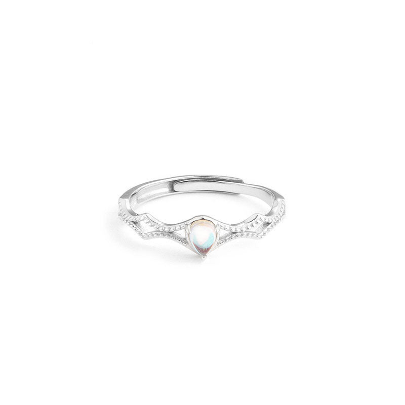 S925 silver princess ring with moonstone in retro style.