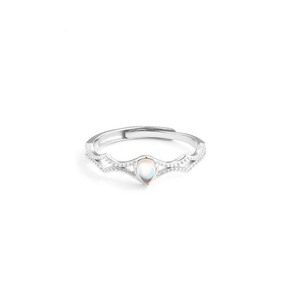 S925 silver princess ring with moonstone in retro style.