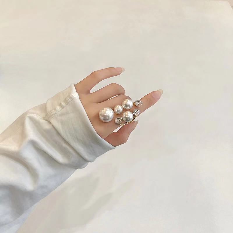 Elegant multi pearl ring on woman&